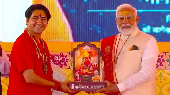 बागेश्वर धाम में धीरेंद्र शास्त्री के साथ पीएम मोदी