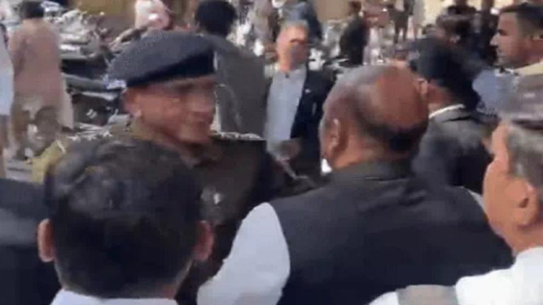 हिंदू बच्चियों का रेप करने वाले ‘मुस्लिम गैंग’ पर फूटा वकीलों का गुस्सा, 4 दिन में दूसरी बार किया हमला: पुलिस से भी धक्कामुक्की, कर रहे फाँसी की माँग