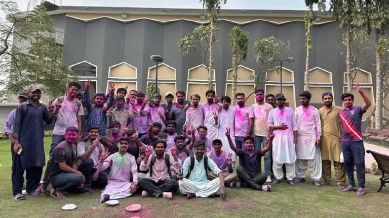 होली खेलने पर यूनिवर्सिटी में एंट्री बंद, अभिभावक के साथ पेशी का आदेश: पाकिस्तान की दाऊद यूनिवर्सिटी ने छात्रों को दी ‘सजा’, FIR भी