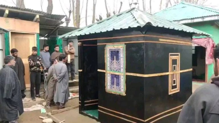 अल्लाह के हुक्म से ‘पैगंबर’ बना अब्दुल रज्जाक, बनवाई काबा मस्जिद: ‘हज का शबाब’ लेने आती थीं मुस्लिम महिलाएँ, लोगों ने गैर-इस्लामिक बता लगा दी आग