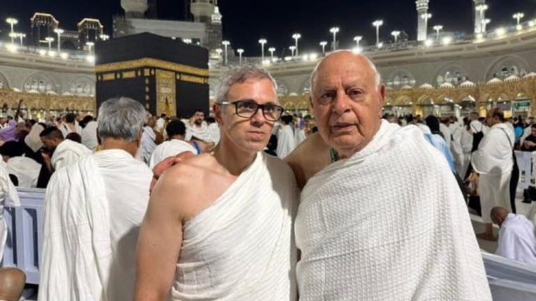महाकुंभ में नहीं जाएँगे फारूक अब्दुल्ला, क्योंकि उनका खुदा पानी में नहीं रहता: लेकिन CM बेटे को लेकर ‘उमरा’ करने गए थे मक्का, नेटिजन्स ने फोटो दिखा उतार दिया ‘सेकुलरिज्म’ का भूत