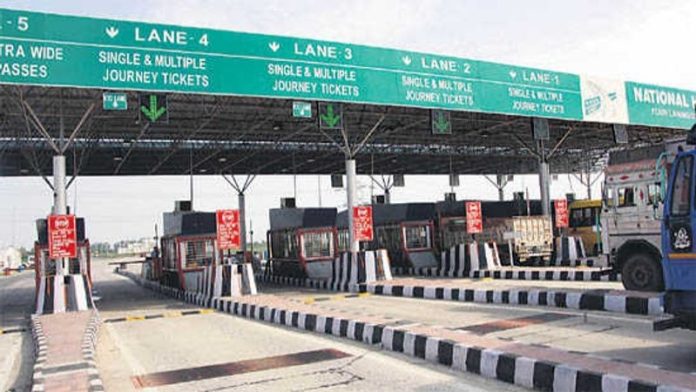 NH 44 स्थित टोल प्लाजा