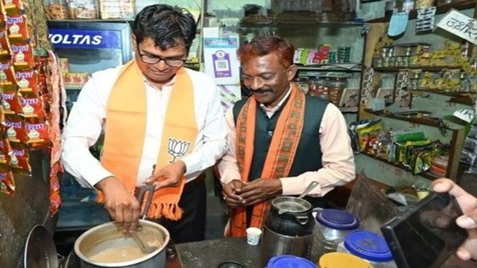 छत्तीसगढ़ के मंत्री ओपी चौधरी के साथ चाय बेचने वाले जीवर्धन चौहान
