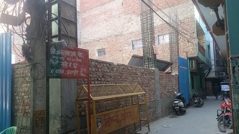 अल-मतीन मस्जिद के विस्तार के लिए कहाँ से आ रहा पैसा? ₹40 लाख की जमीन दान करने वाला लगाता है जूते-चप्पल की दुकान: क्या विदेशी फंडिंग से बन रही मस्जिद?