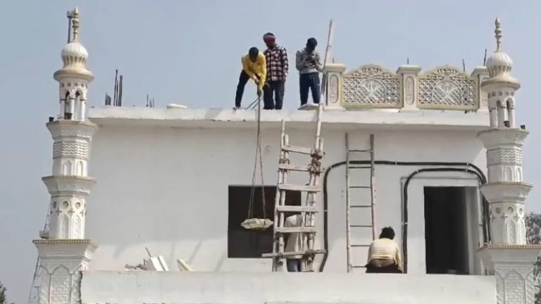 गोरखपुर में मस्जिद कमेटी ने खुद गिराई 4 मंजिला अवैध मजहबी इमारत: नगर निगम का नोटिस देख घबराए, बुलडोजर चलने के बाद दोबारा किया था निर्माण