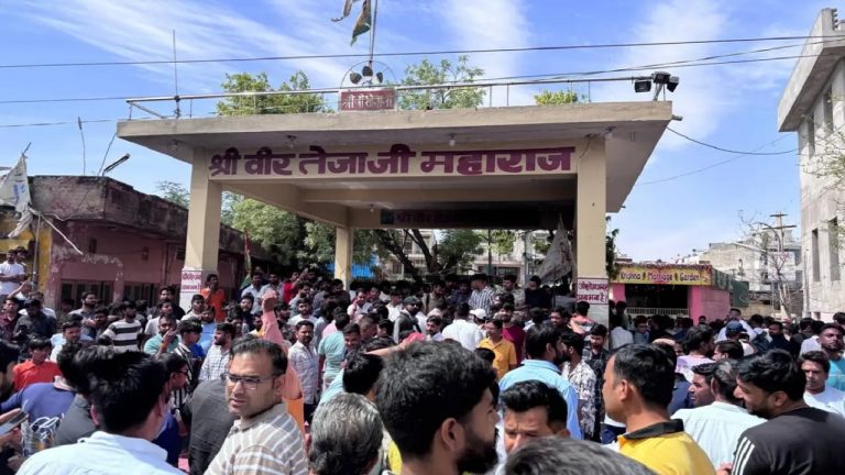 जयपुर में वीर तेजाजी की मूर्ति तोड़ने पर भड़के लोग, टोंक रोड किया जाम : MP हनुमान बेनीवाल बोले – ‘ये धार्मिक भावनाओं को भड़काने की साजिश’