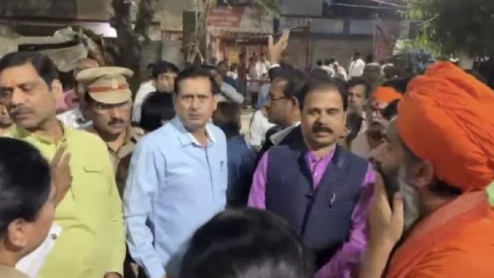 लखनऊ में मंदिर में फेंका गोवंश का सिर