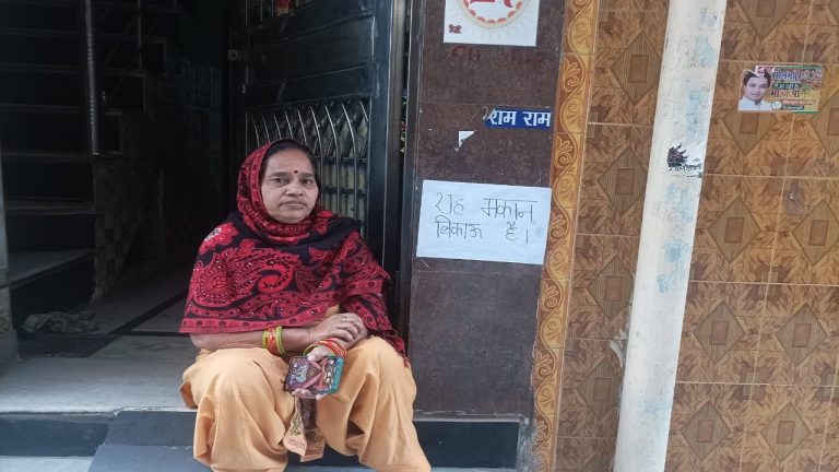 सीलमपुर के अल-मतीन मस्जिद मामले से समझिए, कैसे मुस्लिम आपके इलाके में घुसते हैं… खुद को फैलाते हैं और एक दिन आपको लगाना पड़ता है ‘मकान बिकाऊ’ का पोस्टर