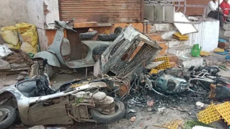 विजय जुलूस में शामिल लोगों को माँ-बहन की गालियाँ दी, कहा- हमने पहले से प्लान बना रखा था… FIR ने खोली महू की जामा मस्जिद के पास हुए हमले की साजिश: पहले से जमा कर रखे थे ईंट-पत्थर