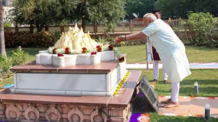 संघ के संस्थापक हेडगेवार को पुष्पांजलि देते पीएम मोदी
