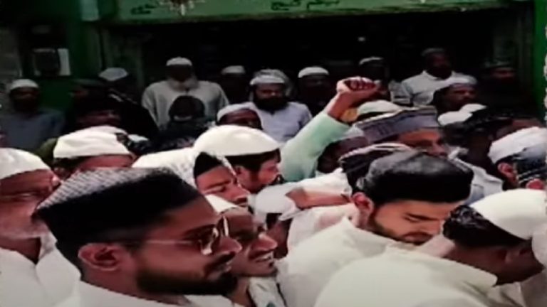 वक्फ बिल के विरोध में काली पट्टी बाँध पहुँचे नमाज पढ़ने, हो गई चाकूबाजी: जानिए मध्य प्रदेश की मस्जिद में मुस्लिमों के बीच ही क्यों बची मारकाट