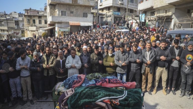 सीरिया में 2 दिन में 1000+ का कत्लेआम, हर तरफ बिखरी हैं लाशें: औरतों को नंगा कर सड़क पर घुमाया, जानिए क्यों ID चेक कर ढेर किए जा रहे अलावी