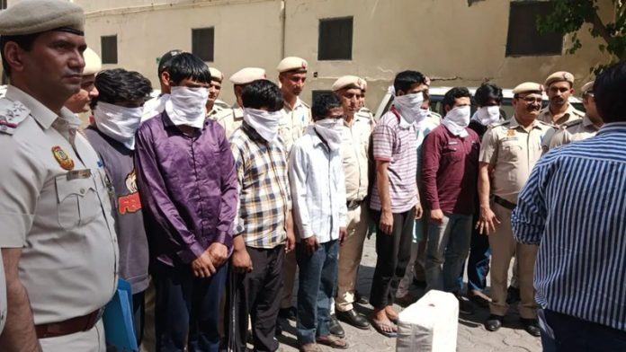 दिल्ली में अवैध रूप से बांग्लादेशी लोगों को बसाने वाले गिरोह को पुलिस ने पकड़ा