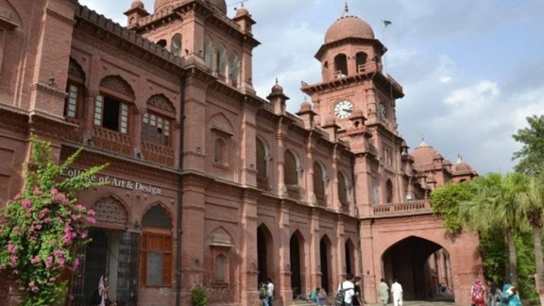 पाकिस्तान के कॉलेजों में भारतीय गानों पर नहीं होगा डांस, ‘अनैतिक-अश्लील’ बता पंजाब में जारी किया फरमान: होली खेलने पर छात्रों की एंट्री यूनिवर्सिटी ने कर थी बंद