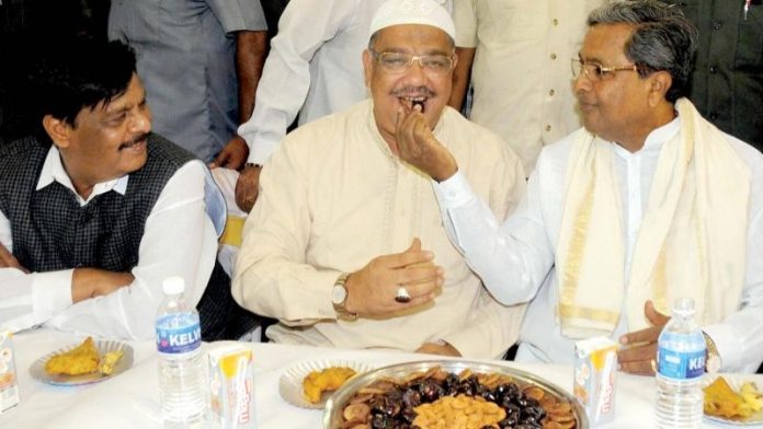 मुँह में खजूर डाल रोजा तुड़वाते सिद्धारमैया