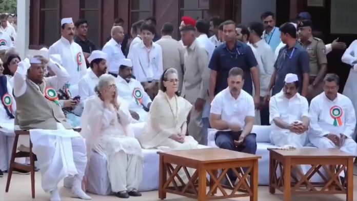 सोनिया-राहुल गाँधी सोफे पर, कुर्सी पर बैठे मल्लिकार्जुन खड़गे