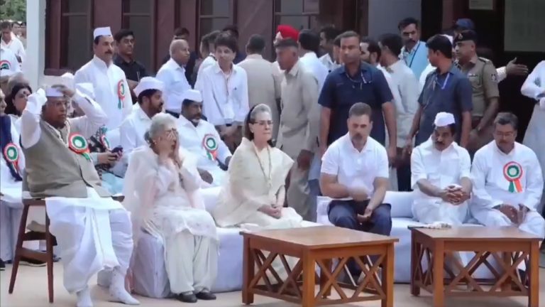 मल्लिकार्जुन खड़गे को अध्यक्ष तो बनाया, पर पार्टी बैठक में ही कुर्सी दिया किनारे: BJP ने शेयर किया सोनिया-राहुल गाँधी के सोफे वाला Video, कहा- दलित विरोधी है कॉन्ग्रेस