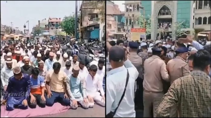 अहमदाबाद में सड़क पर नमाज पढ़ते मुस्लिम
