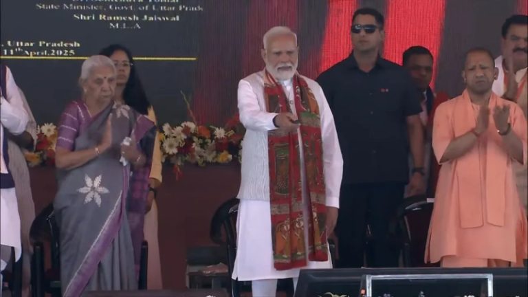 ₹3900 करोड़ की 44 परियोजनाएँ, संस्थाओं को GI टैग, बुजुर्गों को ‘आयुष्मान कार्ड’, डेयरी किसानों को बोनस: काशी के 50वें दौरे पर PM मोदी