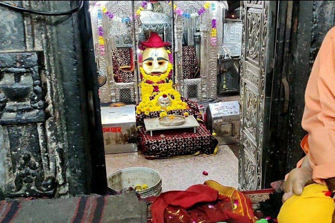 काल भैरव मंदिर के भीतर का दृश्य