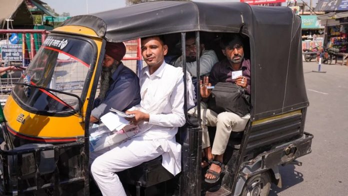 भारत से लौटते पाकिस्तानी