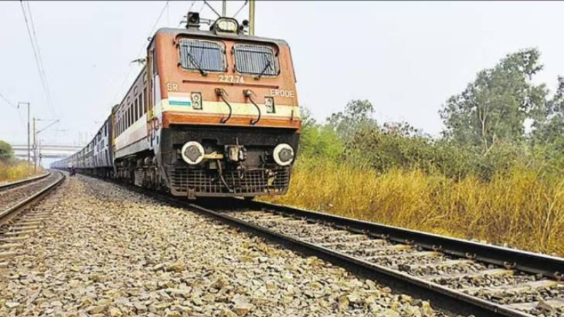 लखनऊ में फिर से ट्रेन को पलटाने की साजिश, रेलवे लाइन पर मिला लोहे का ...