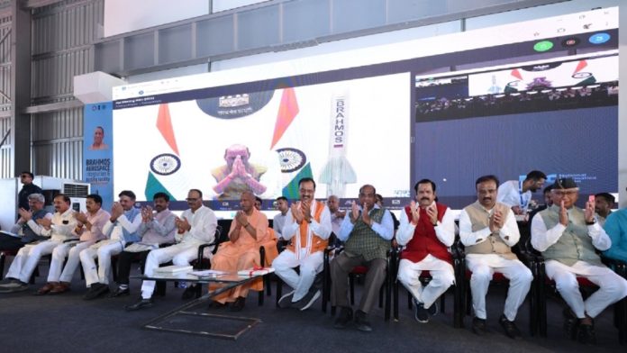ब्रह्मोस के उत्पादन सेंटर का उद्घाटन करते राजनाथ सिंह, सीएम योगी व अन्य