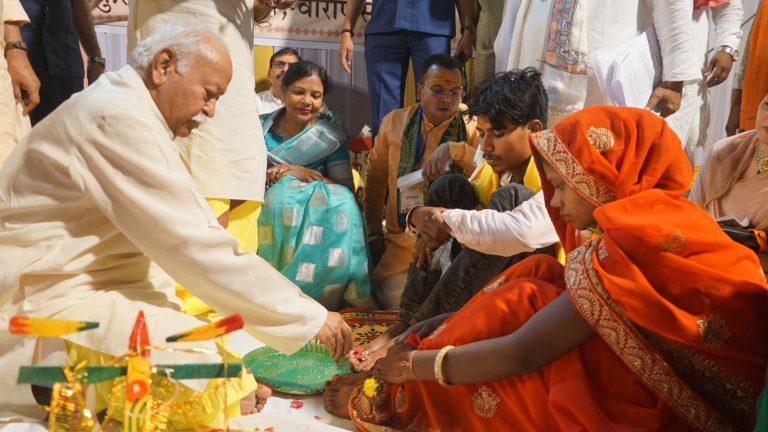 RSS प्रमुख मोहन भागवत ने जनजातीय लड़की का किया कन्यादान, पैर भी धोए: कहा- विवाह ही कुटुंब का आधार, काशी में एक साथ हुईं 125 शादियाँ