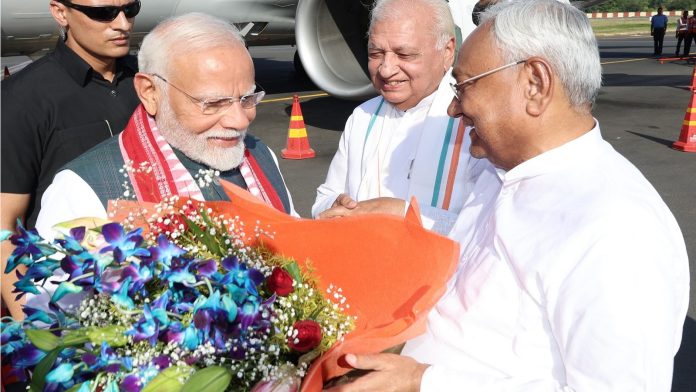 पटना एयरपोर्ट पर पीएम मोदी का स्वागत करते बिहार के राज्यपाल एवँ मुख्यमंत्री