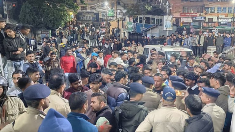 76 साल के उस्मान ने 12 साल की हिंदू बच्ची का किया रेप, उबल पड़ा नैनीताल: तोड़फोड़-पथराव के बाद पुलिस ने किया लाठीचार्ज , स्कूल-कॉलेज से लेकर बाजार तक बंद