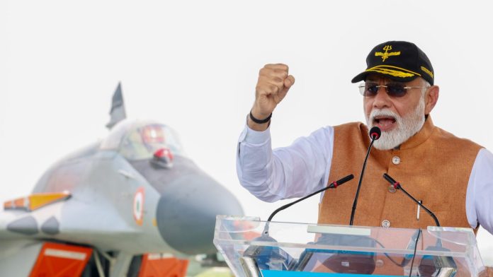 प्रधानमंत्री मोदी आदमपुर एयरबेस