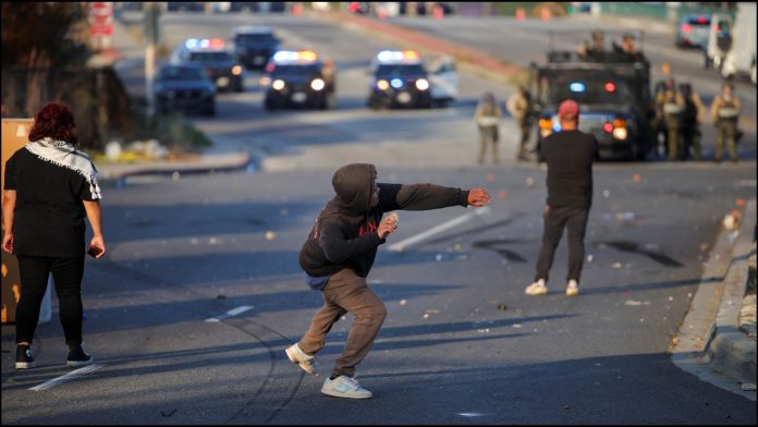 अमेरिका घुसपैठिया