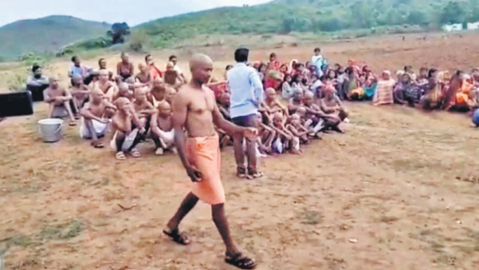 ओडिशा जनजातीय परिवार का शुद्धिकरण ( फोटो साभार- इंडियन एक्सप्रेस)