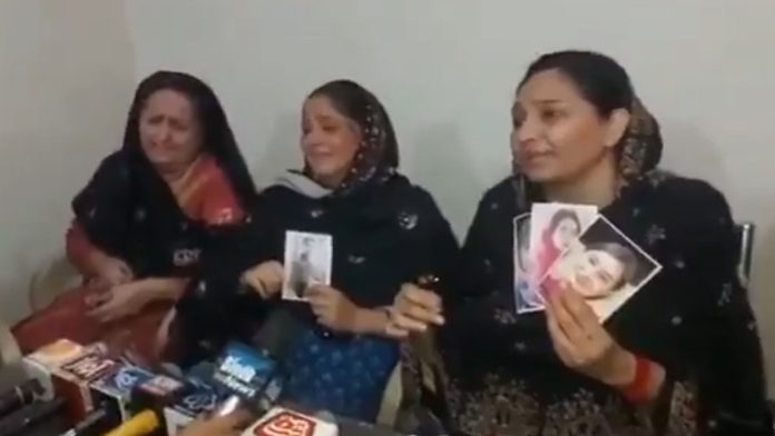 पाकिस्तान में इंसाफ माँगती हिंदू महिलाएँ