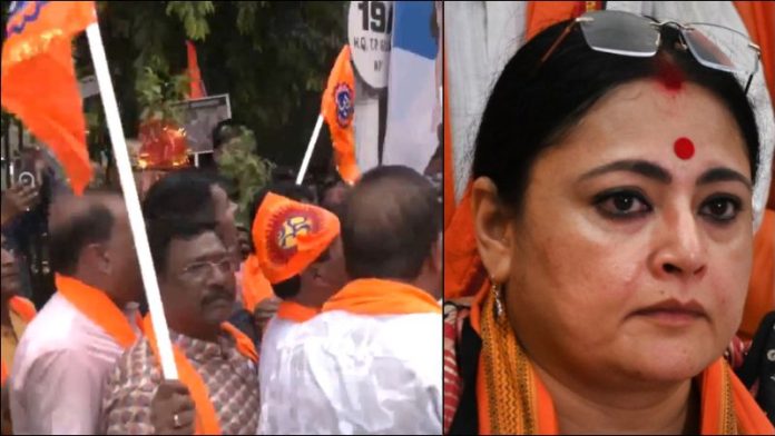 बंगाल में शिव मंदिर में मुस्लिमों द्वारा तोड़फोड़ के बाद बीजेपी नेताओं का प्रदर्शन