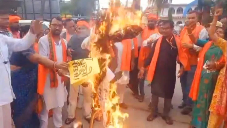 जितनी नफरत पाकिस्तान से, उतनी ही RSS से… दरभंगा की कॉन्ग्रेस नेता और डिप्टी मेयर नाजिया हसन ने उगला जहर: हिंदू संगठन के भड़कने पर पहले माँगी माफी, बाद में बोली- ये तो प्रशासन के दबाव में किया