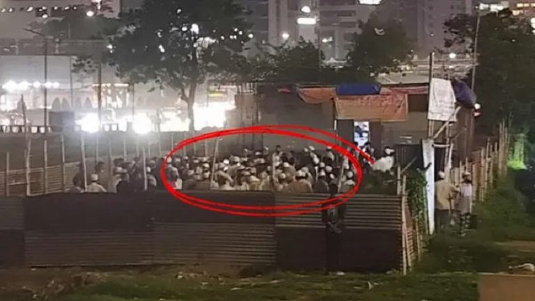 बांग्लादेश में हिंदुओं का दमन जारी, ढाका में इस्लामी कट्टरपंथियों ने घेरा दुर्गा माता का मंदिर : कहा – ‘खुद मंदिर हटा लें, वर्ना तोड़ देंगे’, दी कुछ घंटों की मोहलत