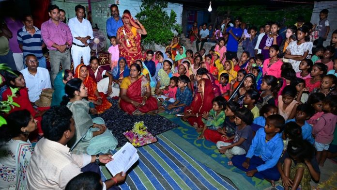 बिहार में काम पर लगे बीएलओ