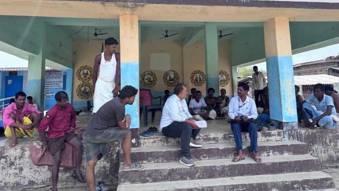बेगूसराय में SIR करते चुनाव आयोग से जुड़े कर्मी