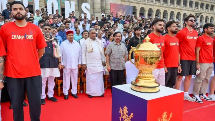आईपीएल ट्रॉफी के साथ चिन्नास्वामी स्टेडियम में सीएम सिद्धारमैया, डिप्टी सीएम डीके शिवकुमार और आरसीबी के खिलाड़ी
