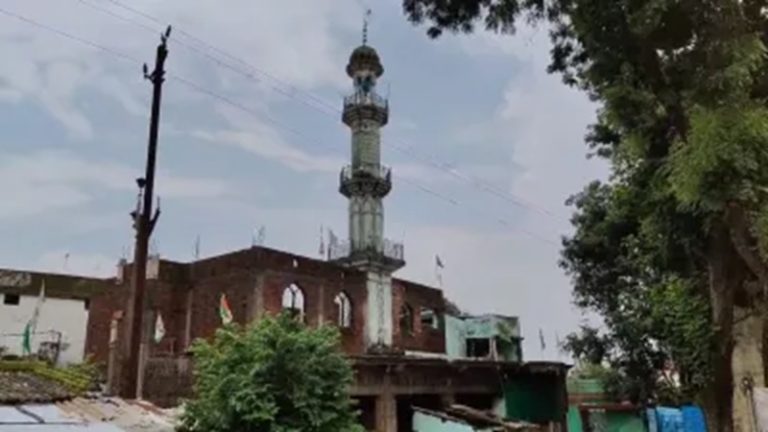 ‘मंदिर की जमीन पर बनी है मस्जिद’: हिन्दू संगठन MP के जबलपुर में कर रहे विरोध, बताया- वक्फ बोर्ड ने 3 गुना जमीन ली, CM मोहन यादव ने SDM हटाया