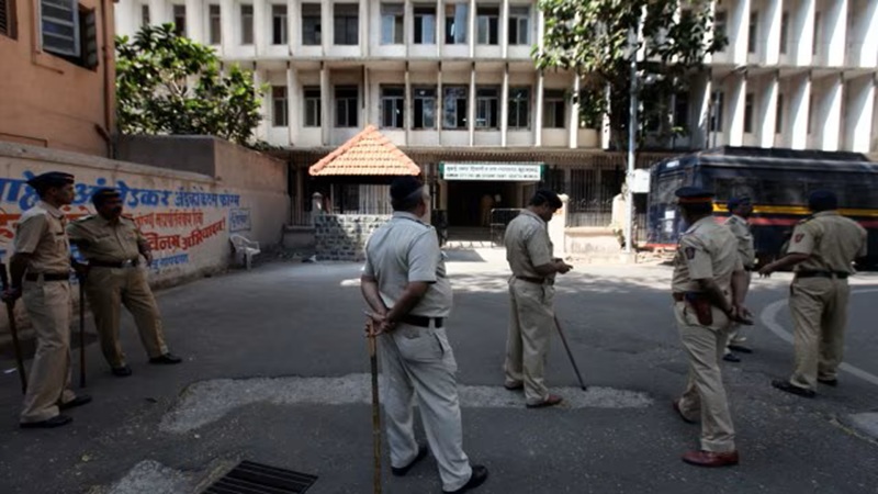 मुंबई के ठाणे में छात्राओं के पीरियड चेक करने के लिए स्कूल ने उतरवाए कपड़े  | Mumbai ke thane me chhatraao ke periods check karne ke liye school ne  utarwaye kapde