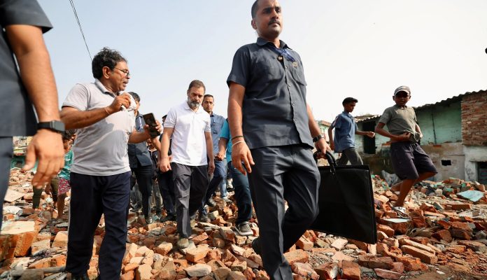 अशोक विहार की झुग्गियों में पहुँचे राहुल गाँधी