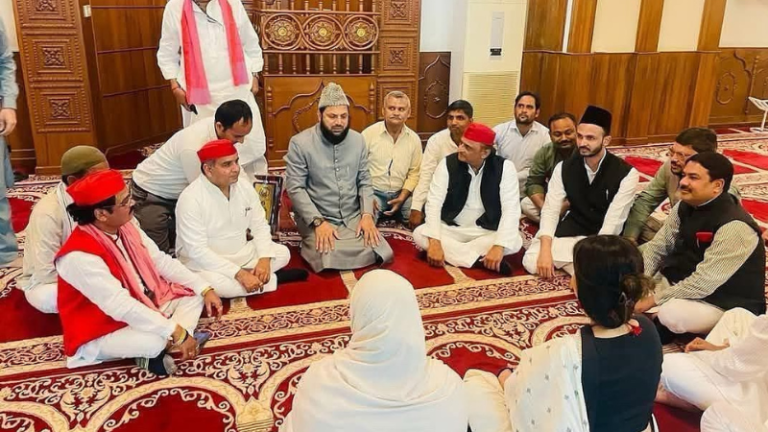 संसद के बगल वाली मस्जिद में अखिलेश यादव की पार्टी मीटिंग, इमाम है समाजवादी पार्टी का सांसद: भाजपा ने बताया ‘नमाजवादी’, मुस्लिम नेता बोला- ये हमारी भावनाओं से खिलवाड़