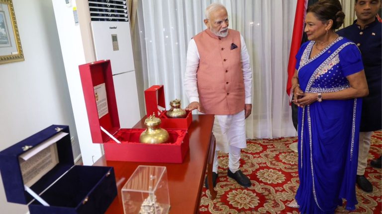 प्रधानमंत्री मोदी ने त्रिनिदाद और टोबैगो की PM को दिया चाँदी का राम मंदिर, सरयू के पवित्र जल से भरा कलश: अर्जेंटीना की उपराष्ट्रपति को सूर्य की ऊर्जा से सराबोर मिथिला की मधुबनी पेंटिंग