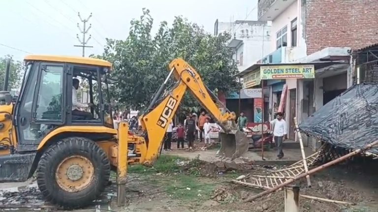 अलीगढ़ में रजबहे पर अवैध अतिक्रमण हटाने के लिए चला योगी का बुलडोजर, मस्जिद-मदरसे की सीढ़ियाँ तोड़ीं: विरोध के बावजूद हुई कार्रवाई, अब खेतों को मिलेगा पानी