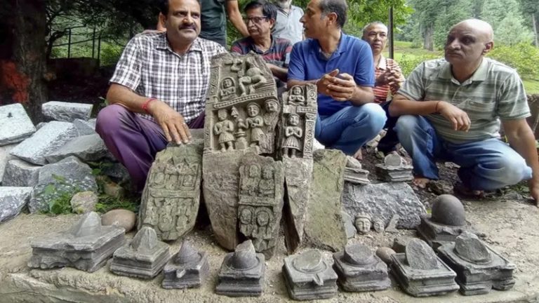 कश्मीर में पुराने हिंदू राजवंश के जीवंत प्रमाण, पवित्र झील के पास से मिलीं कई मूर्तियाँ-शिवलिंग: कभी करकोटा वंश का बजता था डंका, कल्हण की राजतरंगिनी में भी है जिक्र