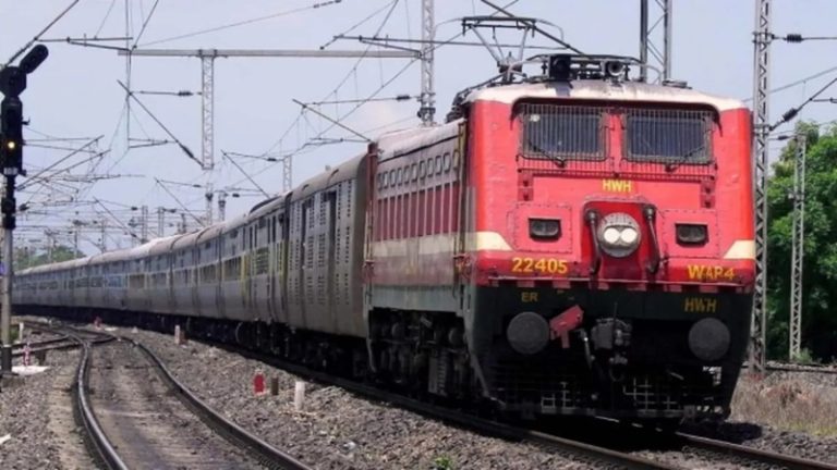 मोहम्मद जुबैर ने कर्मभूमि एक्सप्रेस से यात्रियों के गिरने की फैलाई ‘फेक न्यूज’, रेलवे ने फैक्ट चेक कर पकड़ा झूठ