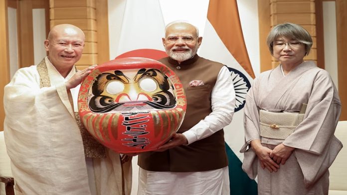 पीएम मोदी दारुमा डॉल