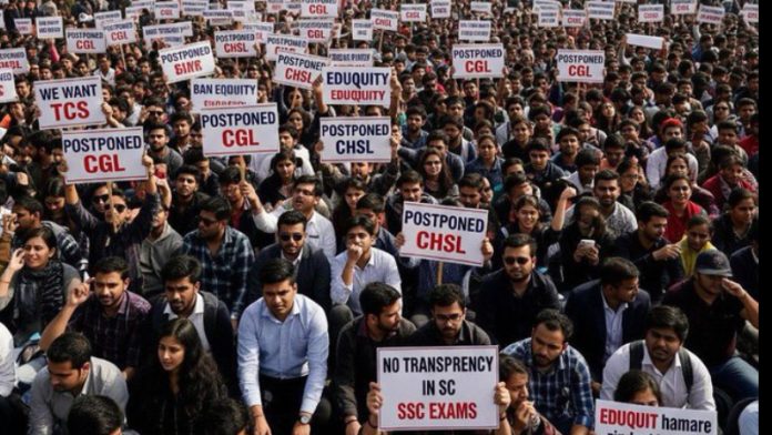 पेपर लीक प्रदर्शन